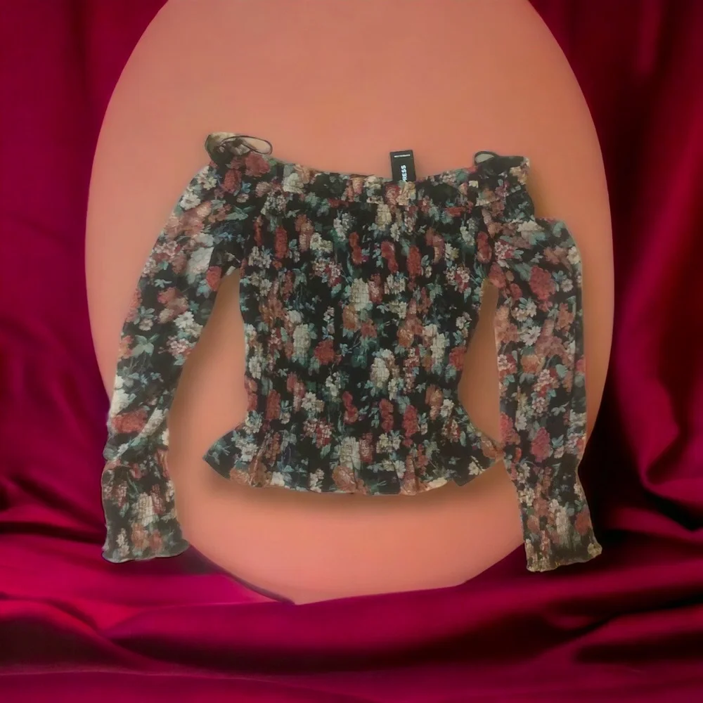 EXPRESS Black Boho Floral Top. Small Black w foral print NWT - Picture 3 of 10